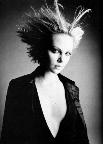 charlize086.jpg