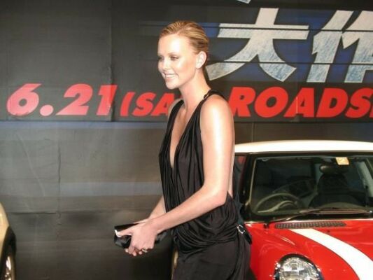 charlize097.jpg